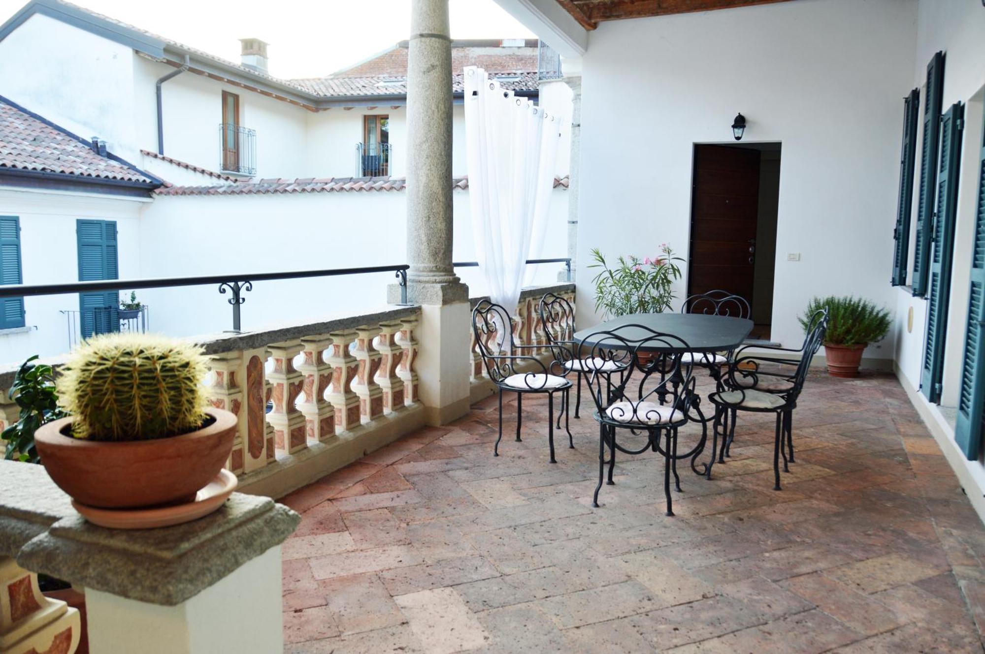 Villa Maghetti - Modernized Flat In Historic Palazzo In The Center Of Luino Eksteriør billede